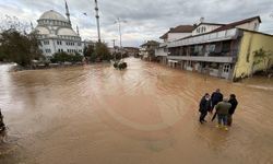 Sular altında kalan mahallede ekmekleri kepçeyle dağıtıyorlar