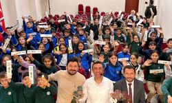Minikler “Bir Hikaye Bin Neşe” programıyla doyasıya eğlendi