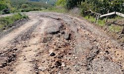 Yağmurda bozulan yol vatandaşı mağdur etti