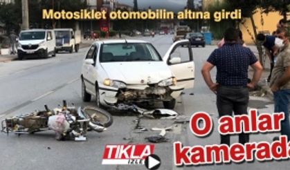 Motosiklet otomobilin altına girdi!