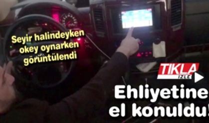 Seyir halindeyken okey oynarken görüntülendi! Ehliyetine el konuldu