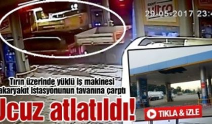 Tırın üzerinde yüklü iş makinesi akaryakıt istasyonunun tavanına çarptı