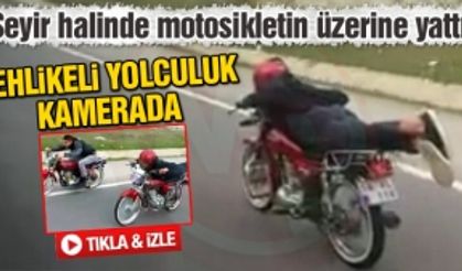 Seyir halinde motosikletin üzerine yattı!