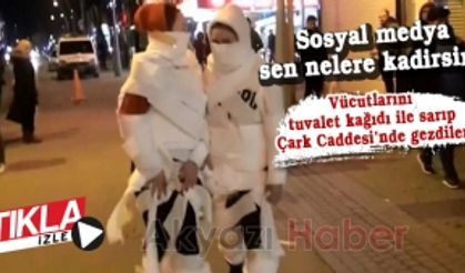 Vücutlarını tuvalet kağıdı ile sarıp Çark Caddesi’nde gezdiler