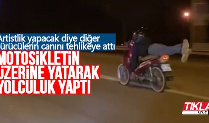 Motosikletin üzerine yatarak yolculuk yaptı