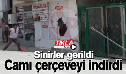 Sinirler gerildi! Camı çerçeveyi indirdi