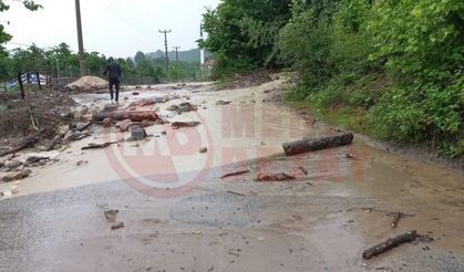 Yağış sonrası mahalle yolu ulaşıma kapandı