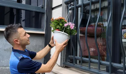 Rukiye’nin dünyayı gördüğü tek pencere çiçek açtı