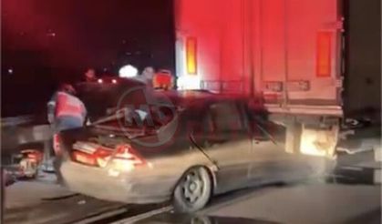 Otoyolda kontrolden çıkan otomobil, tıra arkadan çarptı