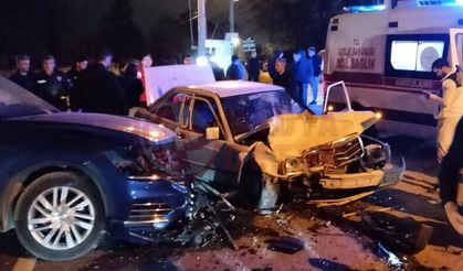 İki otomobil çarpıştı: 5 kişi yaralı