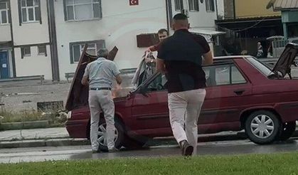 Dumanların yükseldiği otomobile duyarlı sürücü müdahale etti