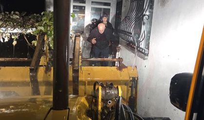 Selde mahsur kalan yaşlı çift kepçeyle kurtarıldı