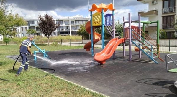 Çocuklar için parklar dezenfekte ediliyor