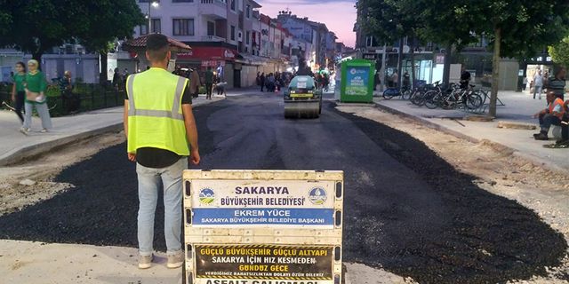 Büyükşehir’den Katlı Pazar bölgesinde asfalt mesaisi