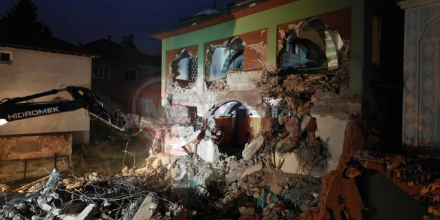 Deprem bölgesinde ilk yıkım