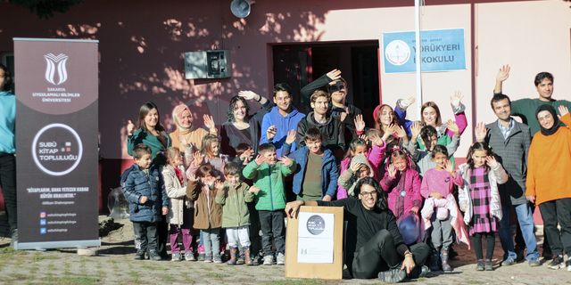 SUBÜ öğrencileri Akyazı’da kitap bağışı yaptı