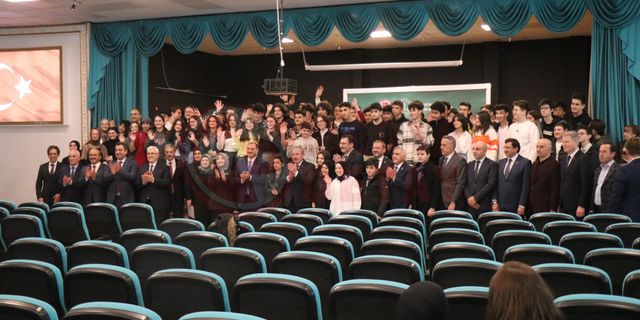 Öğrenciler karnelerini Mustafa Şentop'un elinden aldı