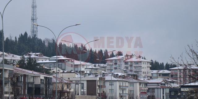 Sakarya şehir merkezine beklenen kar düştü