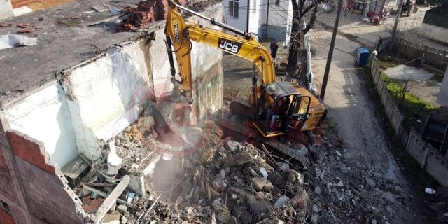 Sakarya'da riskli bina yıkımları başladı