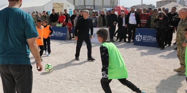 Bakan Akar çocuklarla futbol oynadı