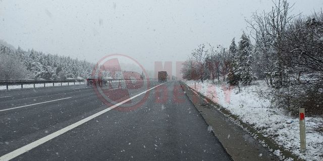 Anadolu Otoyolu Düzce-Sakarya sınırında kar etkili oluyor