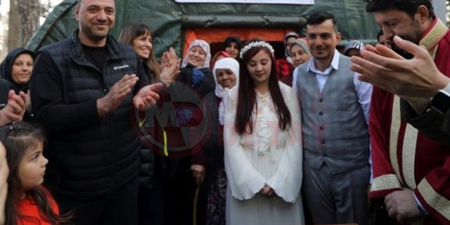 Çadır kentte ilk nikahın şahitliğini Vali Kaldırım yaptı