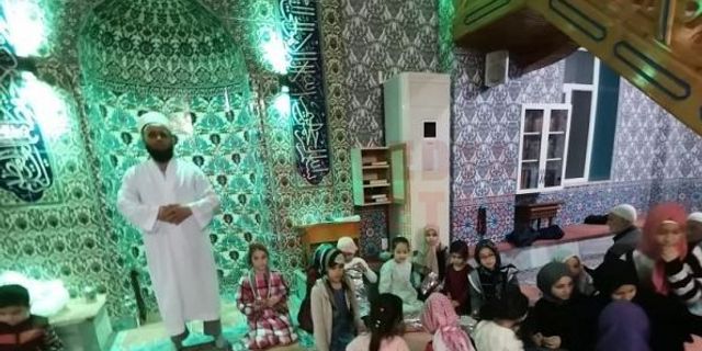 Camiye gelen çocukları eğlendiriyorlar