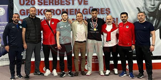 Sakaryalı güreşçiler Türkiye Şampiyonası’na damga vurdu