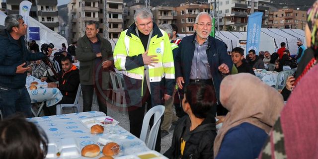 Başkan Yüce depremzedelerle iftar sofrasında buluştu