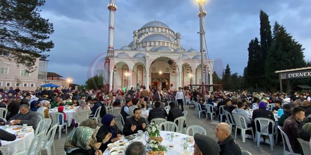 Dernekkırı Sultan Abdülhamid Han Camiinde  3 bin kişilik iftar