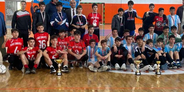 Futsalda şampiyon Mehmet Zumra Kuş Ortaokulu