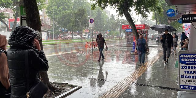 Sakarya'da vatandaşlar yağmura hazırlıksız yakalandı