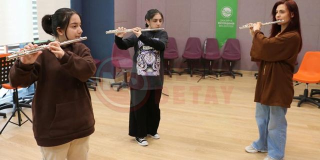 Yan flüt derslerinde keyifli anlar yaşıyorlar