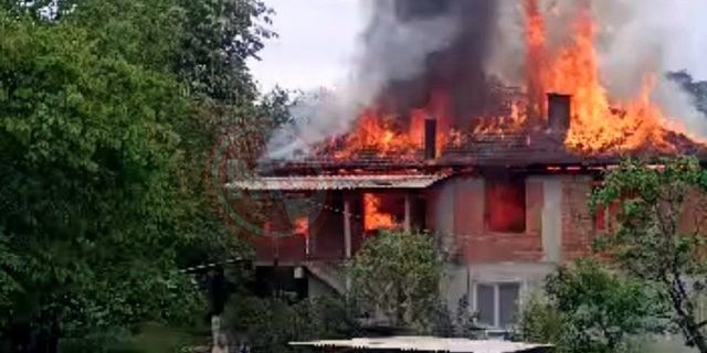 Hendek'te iki katlı ev alev alev yandı