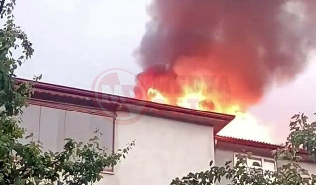 Yıldırım düşen evin çatısı alev aldı!