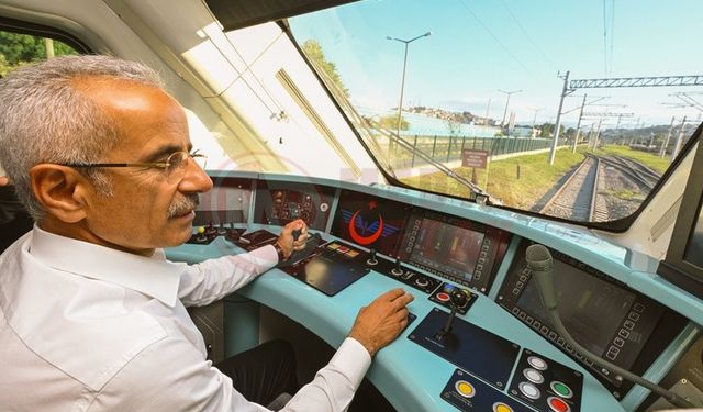 Bakan Uraloğlu Milli Elektrikli Tren’i test etti