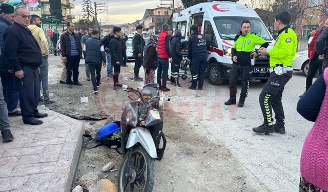 Hafif ticari araçla motosiklet çarpıştı: 2 yaralandı