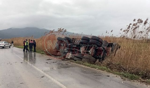 Dolgu malzemesi yüklü kamyon sulama kanalına devrildi