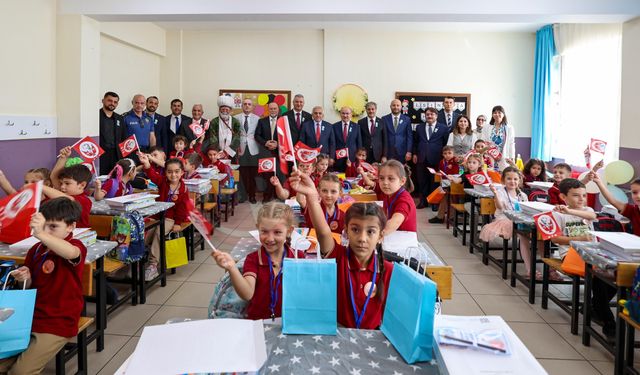 Mehmet Demir İlkokulu’nda yeni dönem törenle başladı