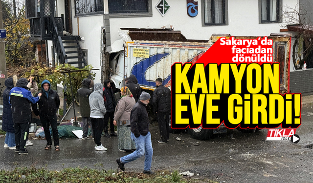 Sakarya’da faciadan dönüldü: Kamyon eve girdi!