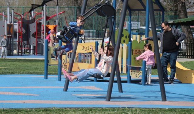 Güneşli havayı fırsat bildiler parklara akın ettiler