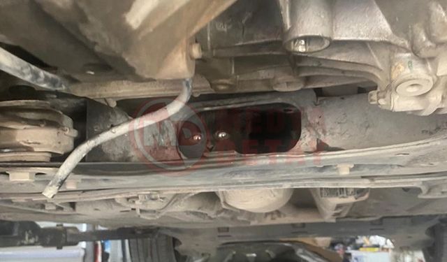Otomobilin motoruna giren kediyi tamirci kurtardı