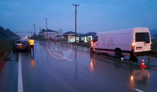 Otomobil ile minibüs çarpıştı