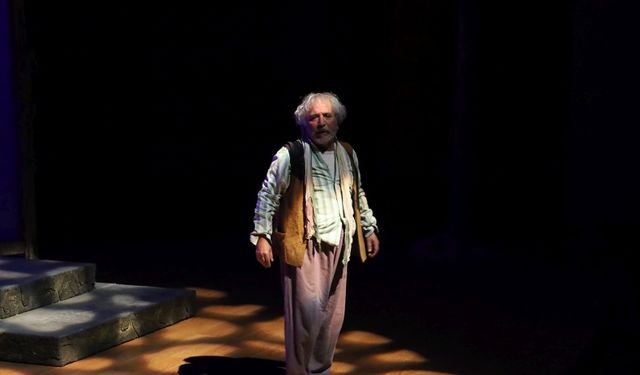 Deli İbram Divanı oyunu yoğun ilgiyle sahnelendi