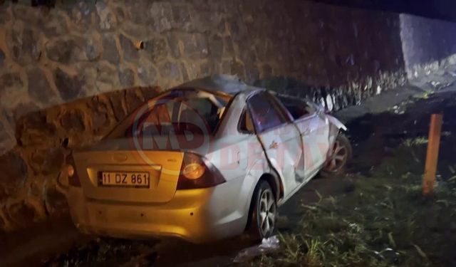 Otomobil istinat duvarına çarptı: 2 yaralı