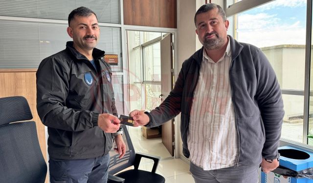 Öğrencilerin bulduğu altın sahibine teslim edildi