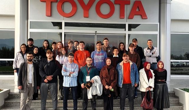 Toyota Türkiye’nin üretim  süreçlerini gözlemlediler