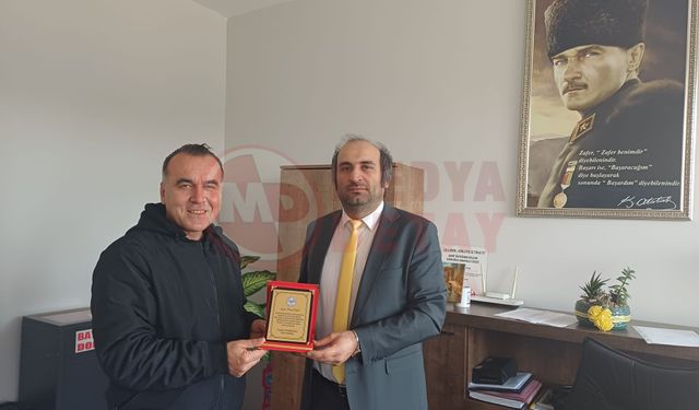 Okul yönetiminden Ünal'a plaket!
