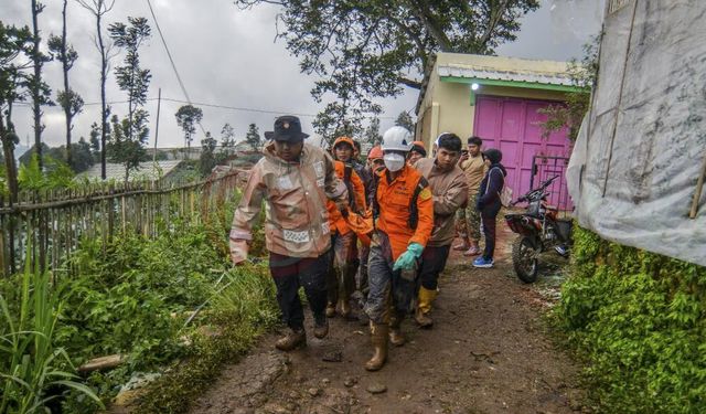 Endonezya’daki toprak kaymasında can kaybı 16’ya yükseldi