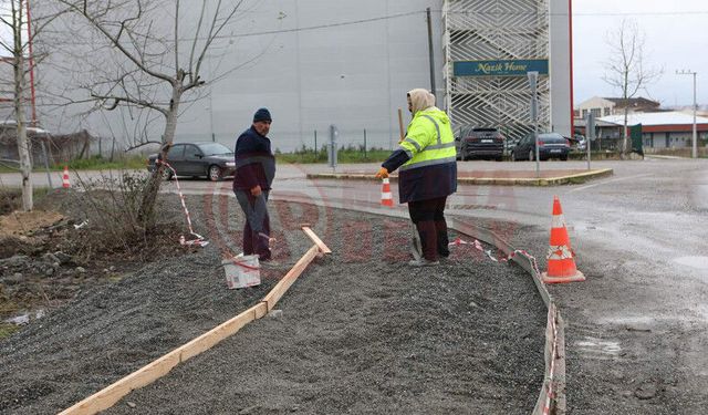 Arifiye’de kaldırım çalışmaları sürüyor